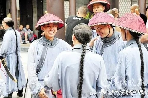 我想去北京当群众演员，想问该去那里找？