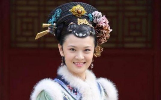 《甄嬛传》甄嬛至死不知,曹琴默为何扔了肚兜留下蜜和香呢?