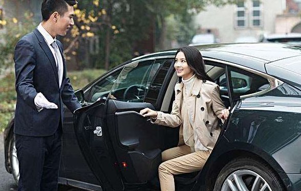 领导坐汽车座位一般怎么坐??应该坐前面还是后面??