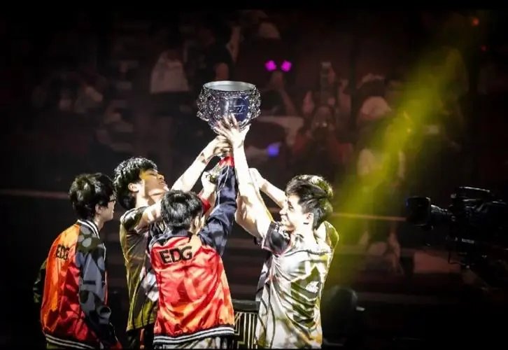为什么EDG夺冠反响巨大?它对当代年轻人意味着什么？
