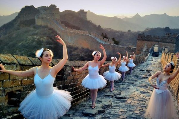 北舞学生在长城跳舞为祖国庆生,从他们的舞蹈中流露出了什么情感?