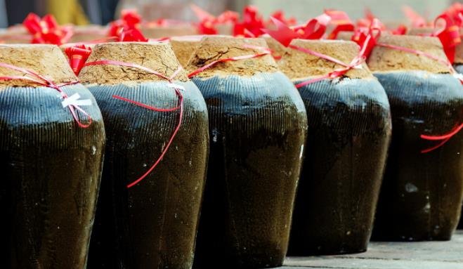 古代为何称“灯红酒绿”？酒是绿色的吗？