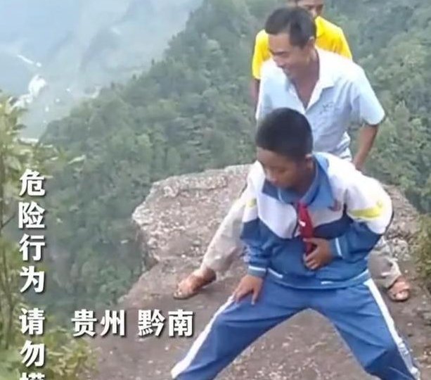 危险！多人踩悬崖边巨石用力摇晃，这样的场景有多可怕。