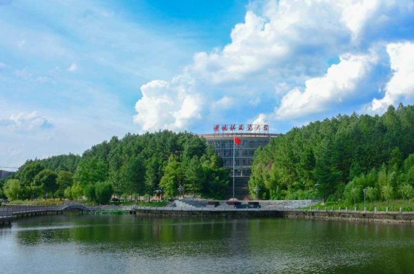 请问景德镇陶瓷大学是几本啊？