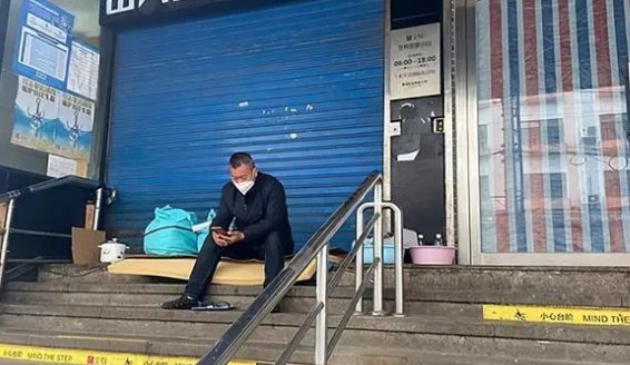 男子出方舱后在上海街头睡了23天，最后他是靠什么结束漂泊生活的？