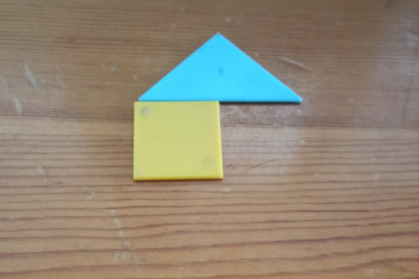 用四块七巧板拼一个四边形可以怎样拼？能拼成五边形六边形吗？