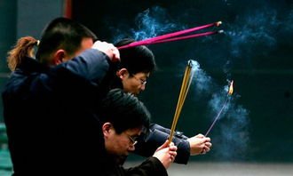 为沾灵气偷功德箱，人们为何迷信？