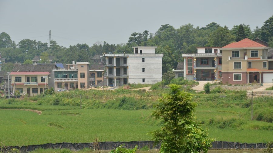 “屋后有水，开门见坟，家败子不归”，古人的忠告，是啥意思？