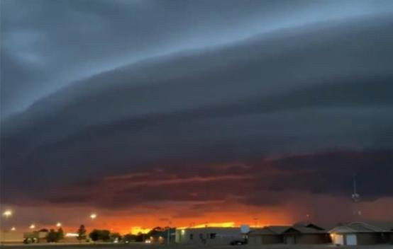 美国出现巨型圆盘状陆架云，这是什么预兆？