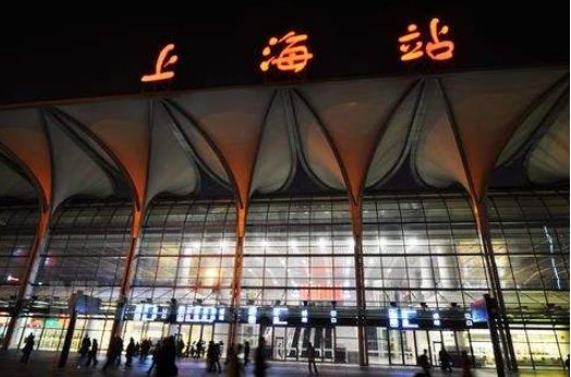 上海火车站 售票口 北广场?南广场? （是可以人工售票的）