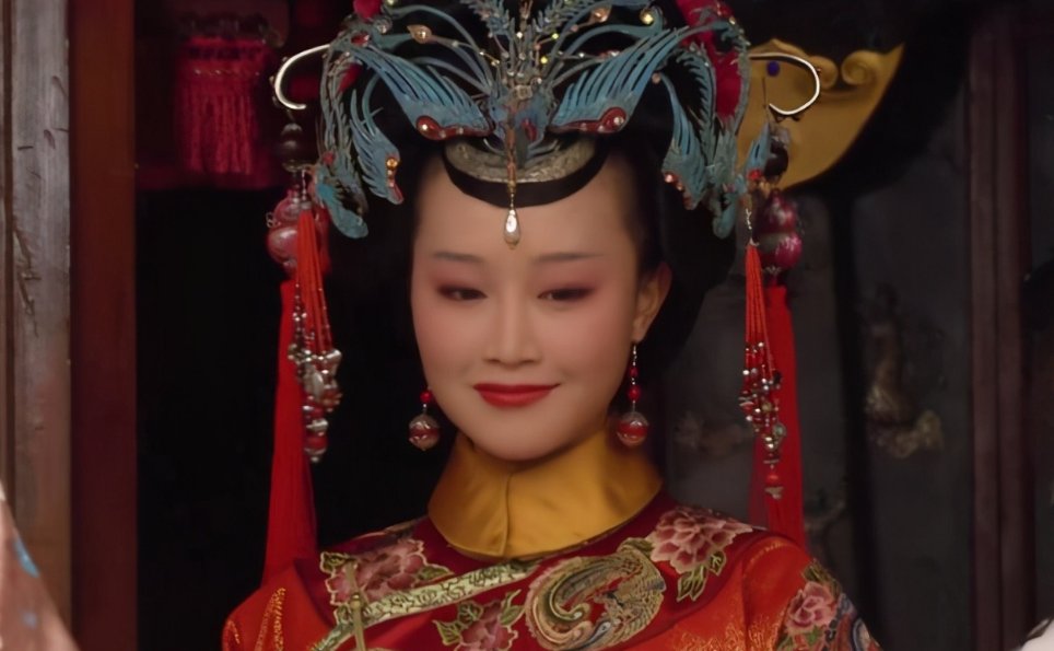 《甄嬛传》甄嬛至死不知,曹琴默为何扔了肚兜留下蜜和香呢?