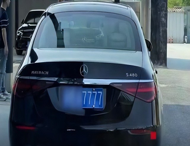 唐山涉案人员开的奔驰迈巴赫480，车牌号7777，到底值多少钱？
