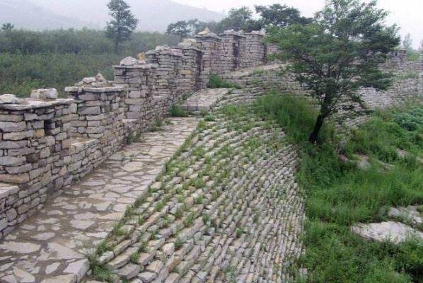 都知道孟姜女哭长城，她那时候哭倒的长城在哪里？