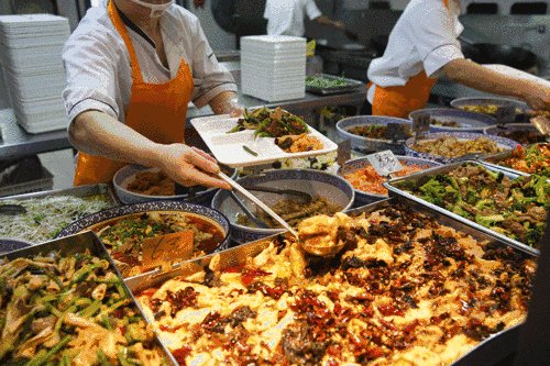 卖饭阿姨切肉好似“假动作”，这样抠门的店家，能否走长远吗？