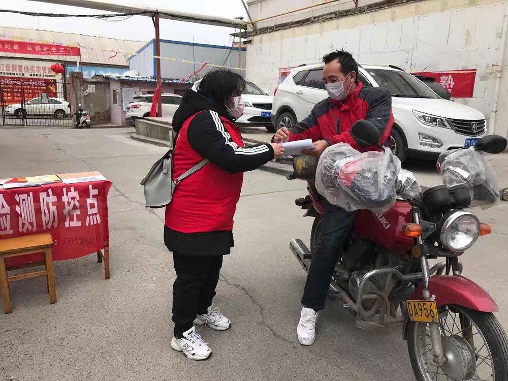 山东三名男子被困在隔离小区后当起了志愿者，他们为何会被困在隔离小区？