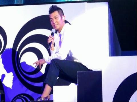 想飞，飞过世界的歌词