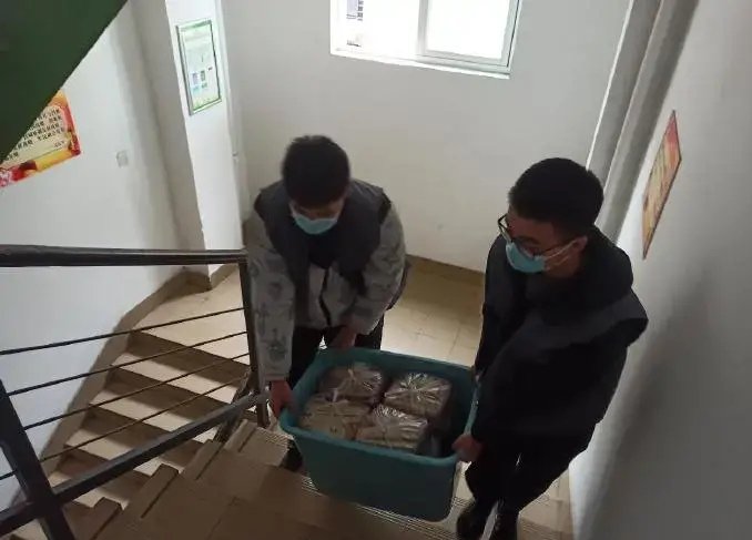 成都理工大学的学生表示博导都去削胡萝卜了，你如何看待这一幕？