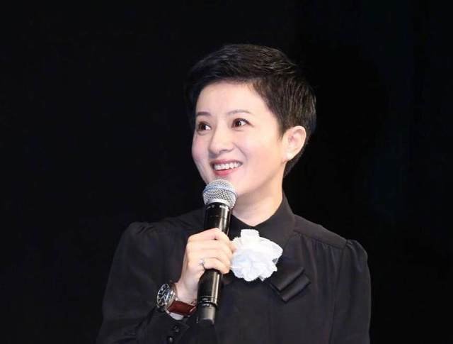 41岁金铭头顶现白发，除了年龄缘故还有哪些因素会导致出现白发？