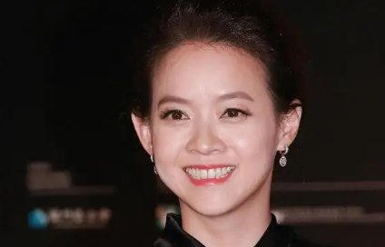 曾宝仪自曝两年多没见曾志伟，盼疫情结束早日相见，谈及父亲哽咽了？