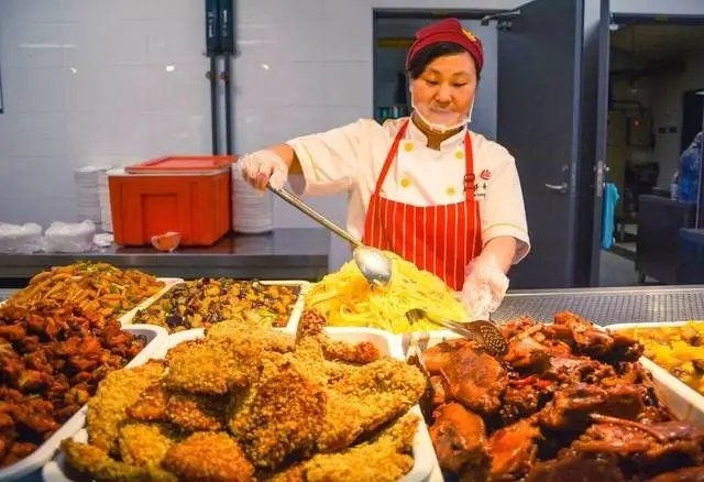 卖饭阿姨切肉好似“假动作”，这样抠门的店家，能否走长远吗？