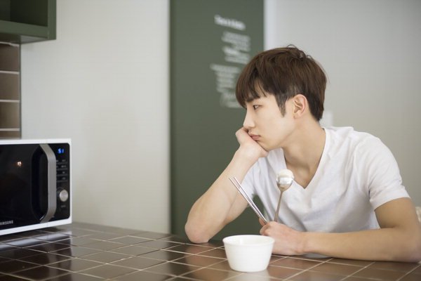 日出东方催人醒，不及晚霞懂我心，辞别再无相见日，终是一人度春秋[撇嘴][]送给各位单身狗？