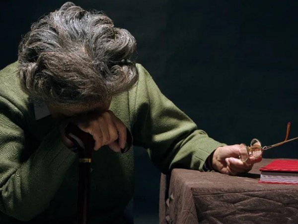 92岁老人被儿孙骗到银行转走24万存款，你如何看待儿孙的做法？