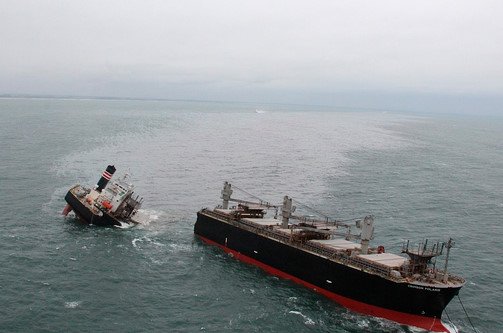 200米长巴拿马籍货船在日本近海断成两半，是否有造成人员伤亡的情况？