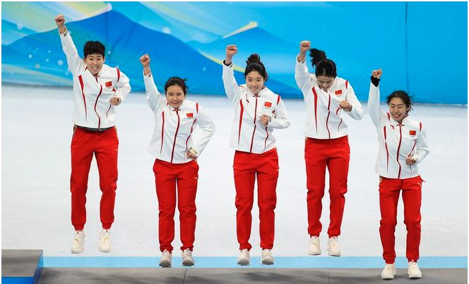 中国短道速滑姑娘们跳上领奖台,她们在领奖台上的心情是怎样的?