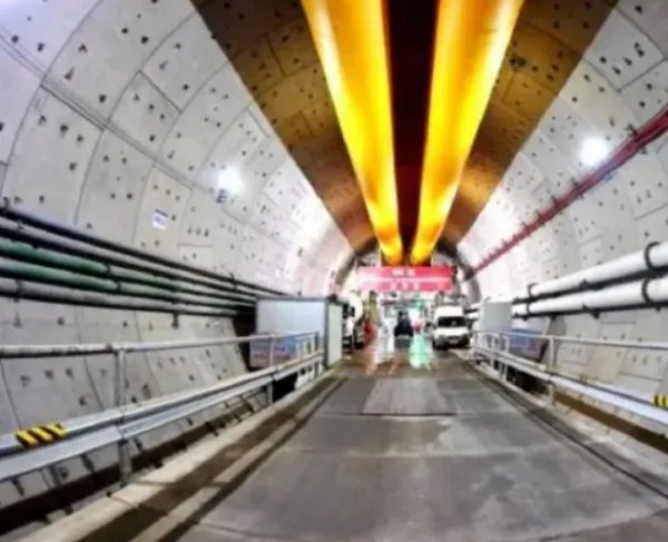 动车组将从百米海底驶过，这是怎样具有挑战性的工程？