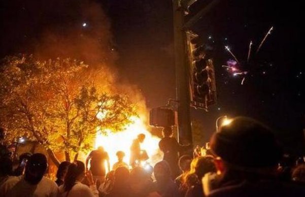 美国威斯康星州进入紧急状态是怎么回事？