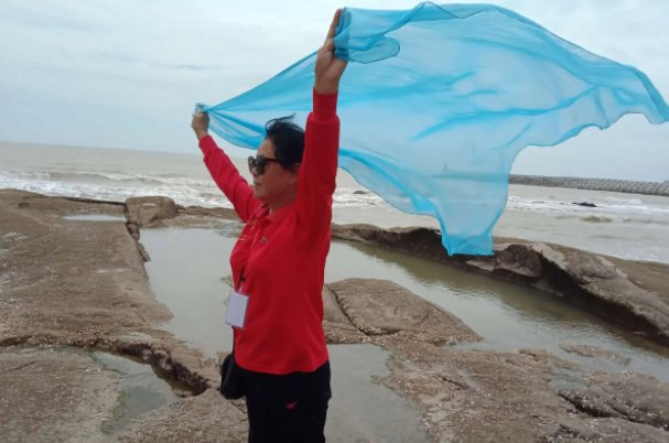 辽宁灯塔：大妈河边跳舞转圈太投入转晕掉河里，如何防范此类风险？