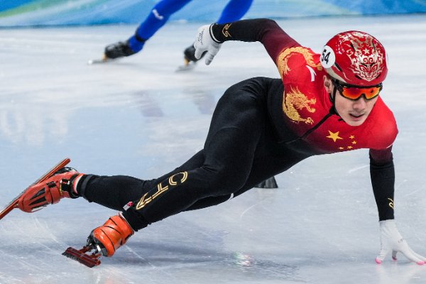 用动静结合的手法写任子威在比赛中的精彩表现