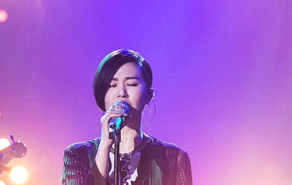 求一首歌的名字， 歌词大概是“我们漫步在大草原的湖畔看候鸟飞回来，。。。。。。生一个娃娃他会自己长：