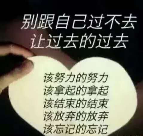 一个人在太阳下走路却看不见自己的影子，为什么？