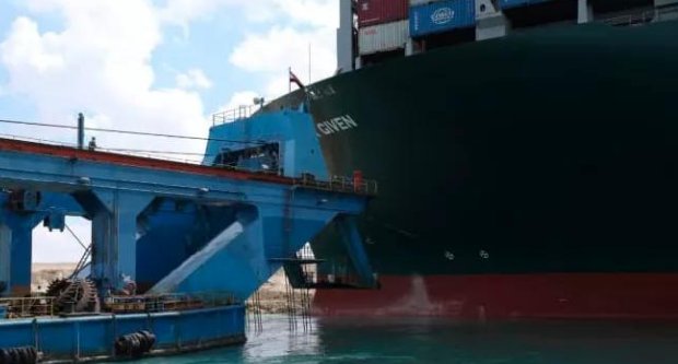 据报道,苏伊士运河搁浅货轮船头破损灌水,谁来承担损失?