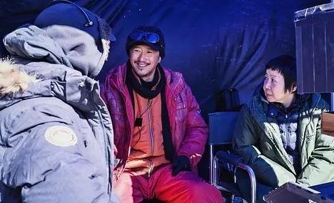 吴京参加活动冷到在原地转圈圈,这么怕冷的他是怎么拍出在雪地里的画面的?