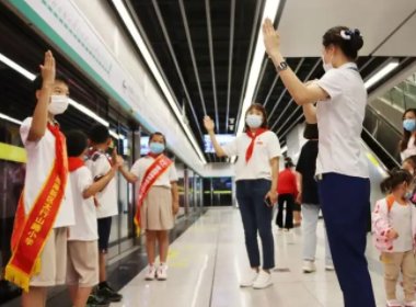 深圳地铁站有两名乘客抱摔互殴，事发当时的具体情况是怎样的？