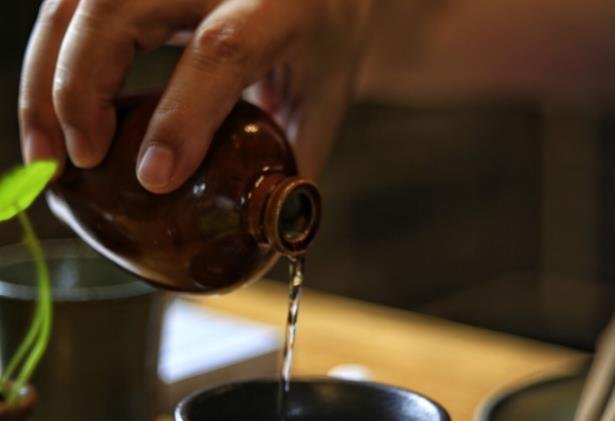 古代为何称“灯红酒绿”？酒是绿色的吗？