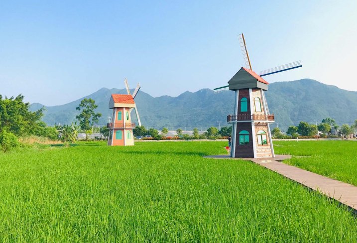 大风车主题曲歌词有这么一句 “大风车吱呀吱哟哟地转 这里的风景呀真好看” 叫什么呀