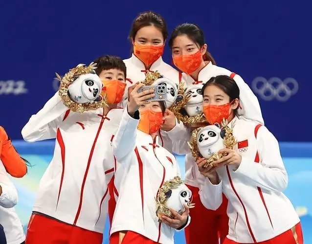中国短道速滑姑娘们跳上领奖台,她们在领奖台上的心情是怎样的?