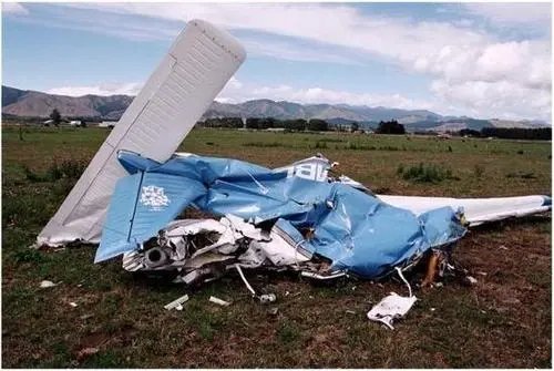 德国两名特技飞行员撞机身亡，事故发生的主要原因是什么？