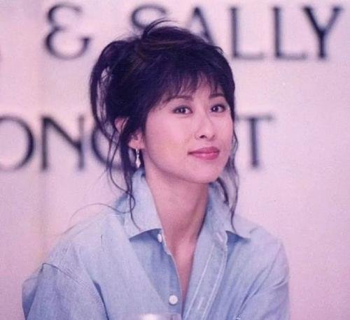 她苦苦爱了23年，站在林青霞身边是否也毫不逊色？