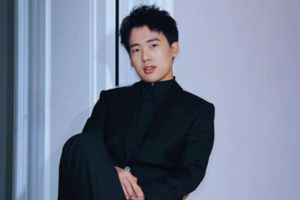 郭麒麟放风筝像遛狗，在他身上有什么喜剧人的特质？