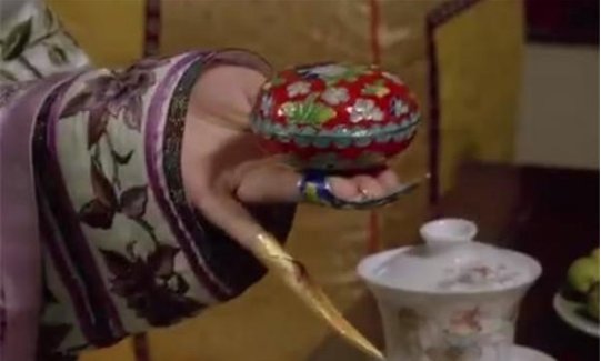 《甄嬛传》甄嬛至死不知，曹琴默为何扔了肚兜留下蜜和香呢？