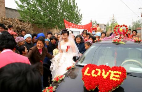 黔南一女子被婆家40多人盛装接亲，你觉得这样接亲有必要吗？