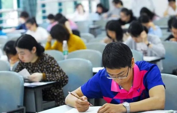 华图低俗广告引争议！为何有的人说这就是社会的真实情况？