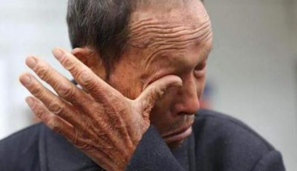 92岁老人被儿孙骗到银行转走24万存款，你如何看待儿孙的做法？