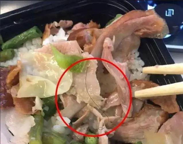 因顾客点外卖吃出头发，店长带员工剪寸头发红包补偿，店长有权这么做吗？