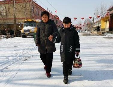 十岁男孩写求助信引发热议，其母亲对此有何回应？