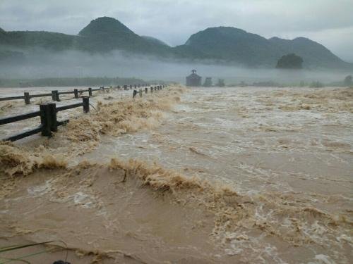 四川乐山洪水拦腰截断大桥，大桥上有无被困人员？